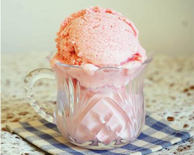 自制草莓牛奶冰淇淋做法